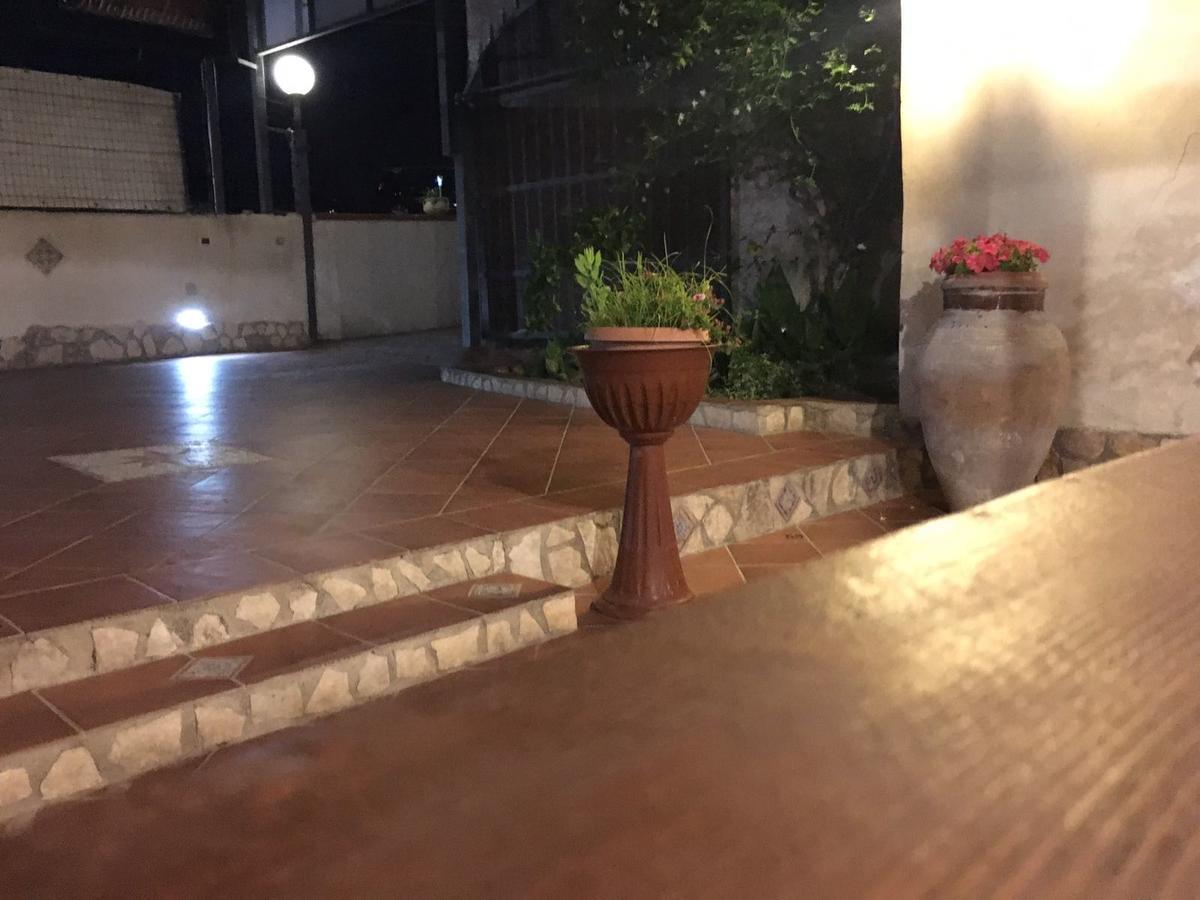 לינה וארוחת בוקר ריאלמונטה La Bianca Scogliera מראה חיצוני תמונה